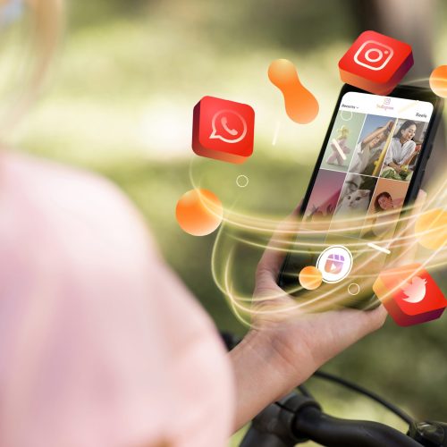 mano-que-sostiene-concepto-redes-sociales-telefonos-inteligentes