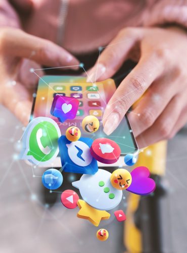 manos-sosteniendo-concepto-redes-sociales-telefonos-inteligentes